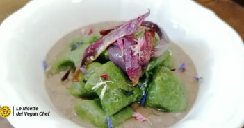 gnocchi di spinaci su vellutata di verdure