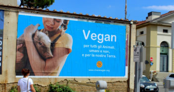 Arezzo, nuovo manifesto vegan in città