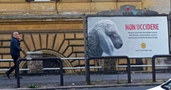 Blitz a Roma con i grandi manifesti vegan dedicati agli agnelli