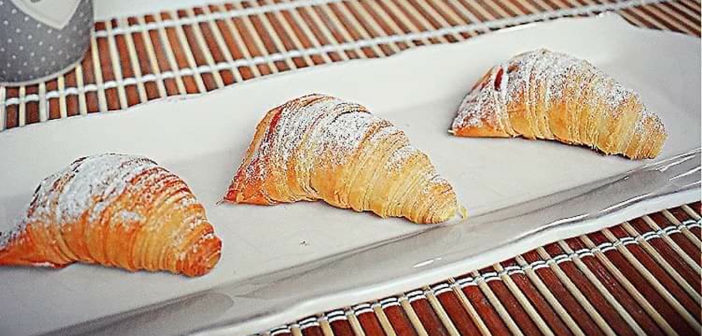 Ricetta: Sfogliatelle con crema aromatizzata al limone